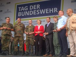 Ministerin Ursula von der Leyen übergab am Tag der Bundeswehr in Faßberg die ersten Veteranenabzeichen. Foto: DBwV