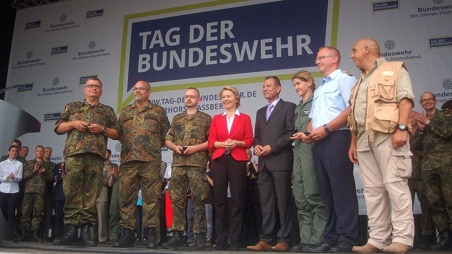Ministerin Ursula von der Leyen übergab am Tag der Bundeswehr in Faßberg die ersten Veteranenabzeichen. Foto: DBwV