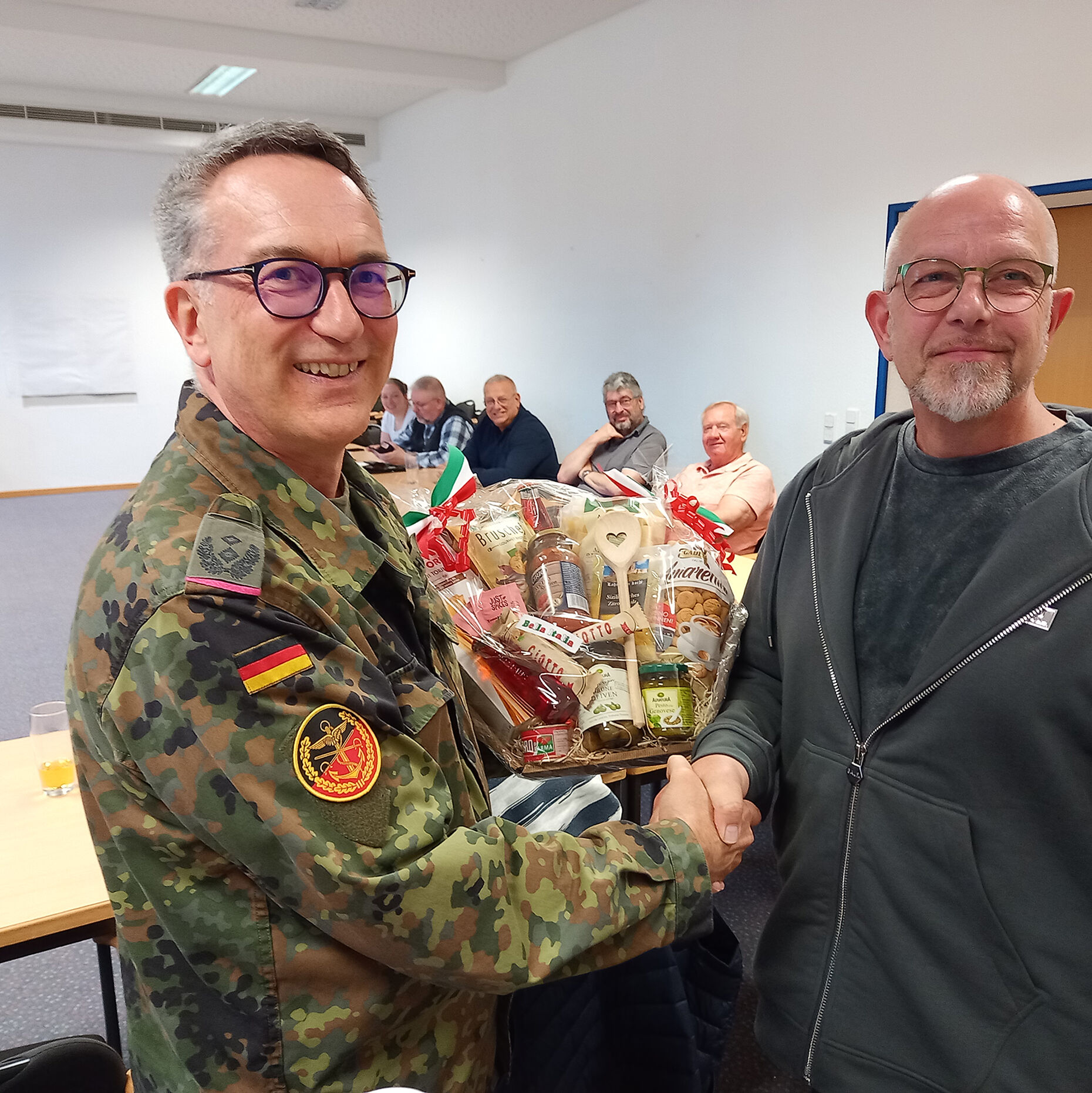 Bevor der langjährige Vorsitzende Oberstleutnant Michael Schwab das Zepter an Stabsfeldwebel Kaja Lemke übergab und auf den „Platz des Stellvertreters“ rückte, dankte er noch Oberstabsfeldwebel a.D. Udo Zenz für sein langes Wirken als Stv. StOKa-Vorsitzender. Foto: DBwV/Gerald Arleth