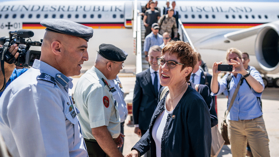 Verteidigungsministerin Annegret Kramp-Karrenbauer bei ihrer Ankunft auf dem Flughafen der jordanischen Hauptstadt Amman. Foto: dpa