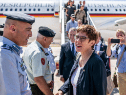 Verteidigungsministerin Annegret Kramp-Karrenbauer bei ihrer Ankunft auf dem Flughafen der jordanischen Hauptstadt Amman. Foto: dpa