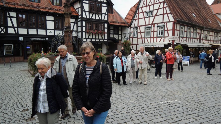 Teilnehmer der Kulturreise beim Rundgang durch die Altstadt von Michelstadt Foto: DBwV 