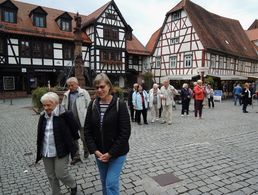 Teilnehmer der Kulturreise beim Rundgang durch die Altstadt von Michelstadt Foto: DBwV 