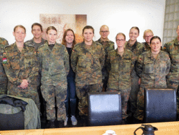 Die Teilnehmerinnen des Frauenstammtisches mit dem Vorsitzenden Oberstabsfeldwebel Peter Schmid (l.) und dem Bezirksvorsitzenden Hauptmann Oliver Hartmann (r.). Foto: DBwV