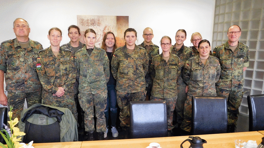 Die Teilnehmerinnen des Frauenstammtisches mit dem Vorsitzenden Oberstabsfeldwebel Peter Schmid (l.) und dem Bezirksvorsitzenden Hauptmann Oliver Hartmann (r.). Foto: DBwV