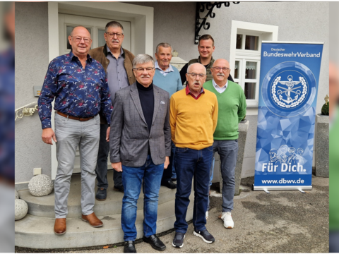 Stabsfeldwebel a.D. Freisleben (von links), KERH-Vorsitzender Norbert Lempa, Oberstleutnant a.D. Franz Josef Herbst, Feldwebel d.R. Plössel, Stabsfeldwebel a.D. Neukam, Bezirksvorsitzender Christian Schleicher, Stabsfeldwebel a.D. Georg Blöth. Foto: Schleicher