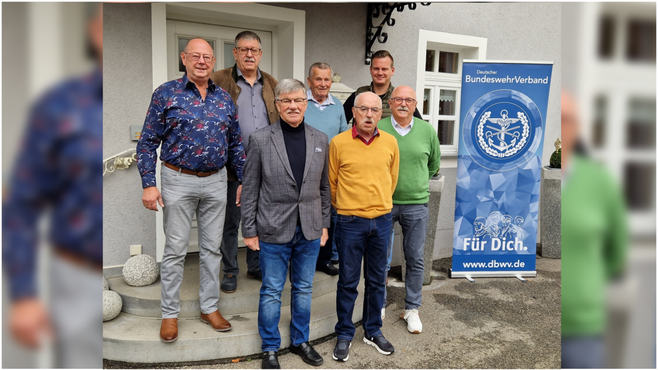Stabsfeldwebel a.D. Freisleben (von links), KERH-Vorsitzender Norbert Lempa, Oberstleutnant a.D. Franz Josef Herbst, Feldwebel d.R. Plössel, Stabsfeldwebel a.D. Neukam, Bezirksvorsitzender Christian Schleicher, Stabsfeldwebel a.D. Georg Blöth. Foto: Schleicher