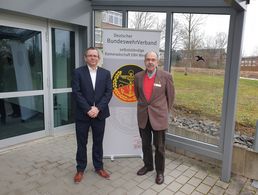 In Montabaur freute sich Friedhelm Chmieleck (rechts) den 1.Stellvertreter des DBwV Bundesvorsitzenden, Thomas Schwappacher, als Gastredner begrüßen zu dürfen. Foto: StFw a.D. Heinz Grether