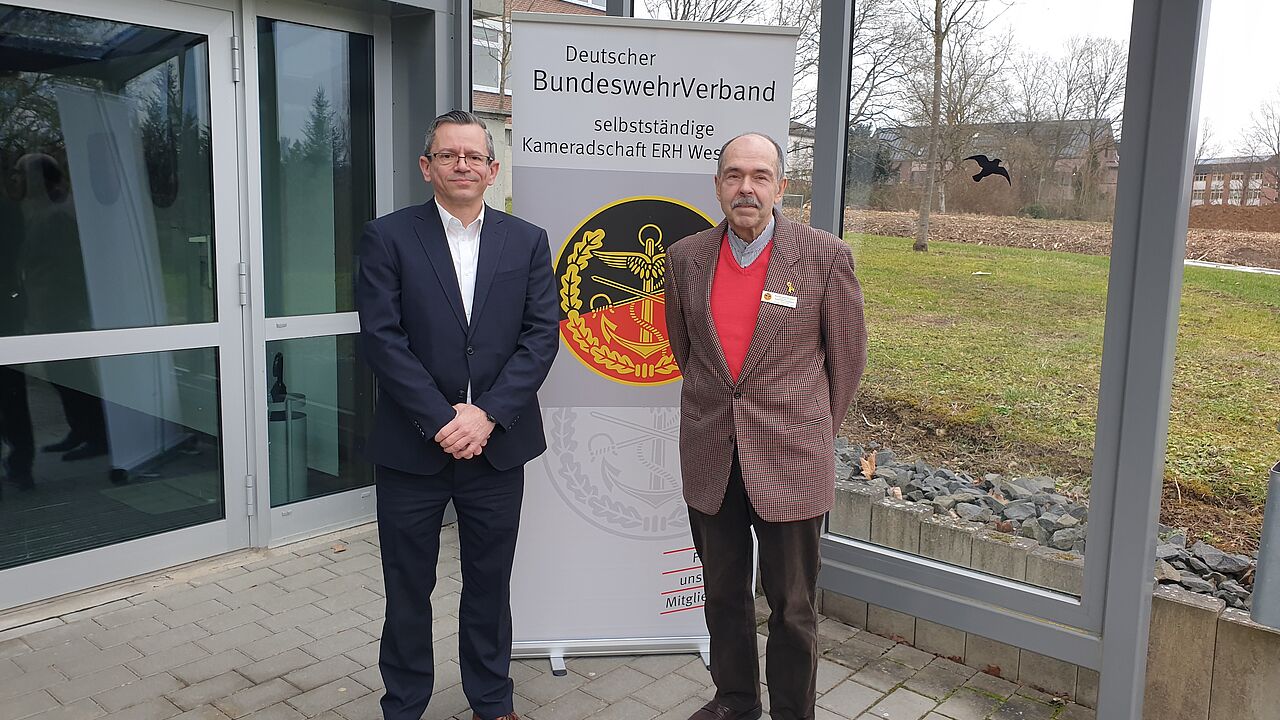 In Montabaur freute sich Friedhelm Chmieleck (rechts) den 1.Stellvertreter des DBwV Bundesvorsitzenden, Thomas Schwappacher, als Gastredner begrüßen zu dürfen. Foto: StFw a.D. Heinz Grether