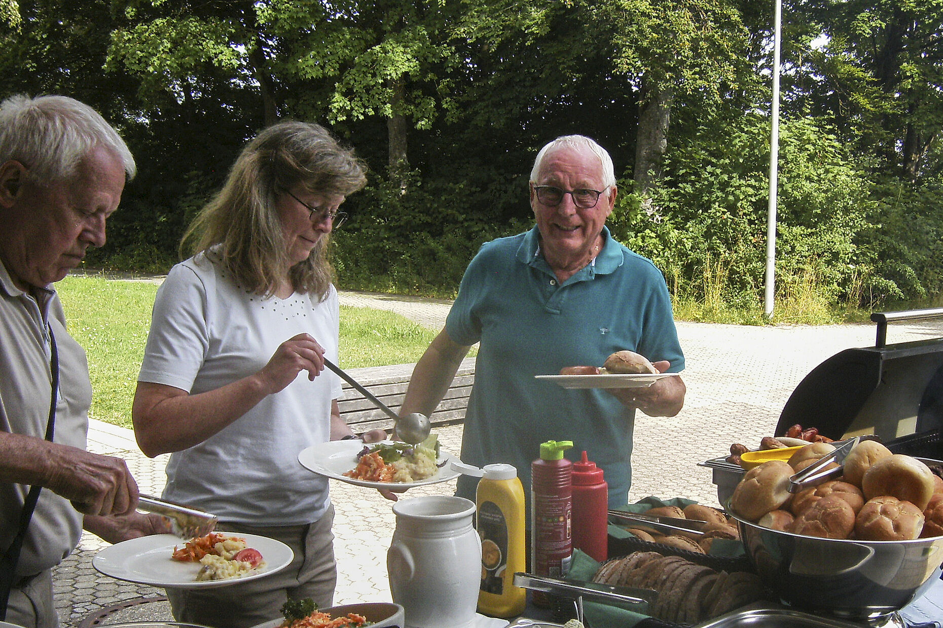 Bei saftigem Fleisch, knackigen Salaten und kühlen Getränken genossen die Mitglieder die sommerliche Atmosphäre. Foto: JAG