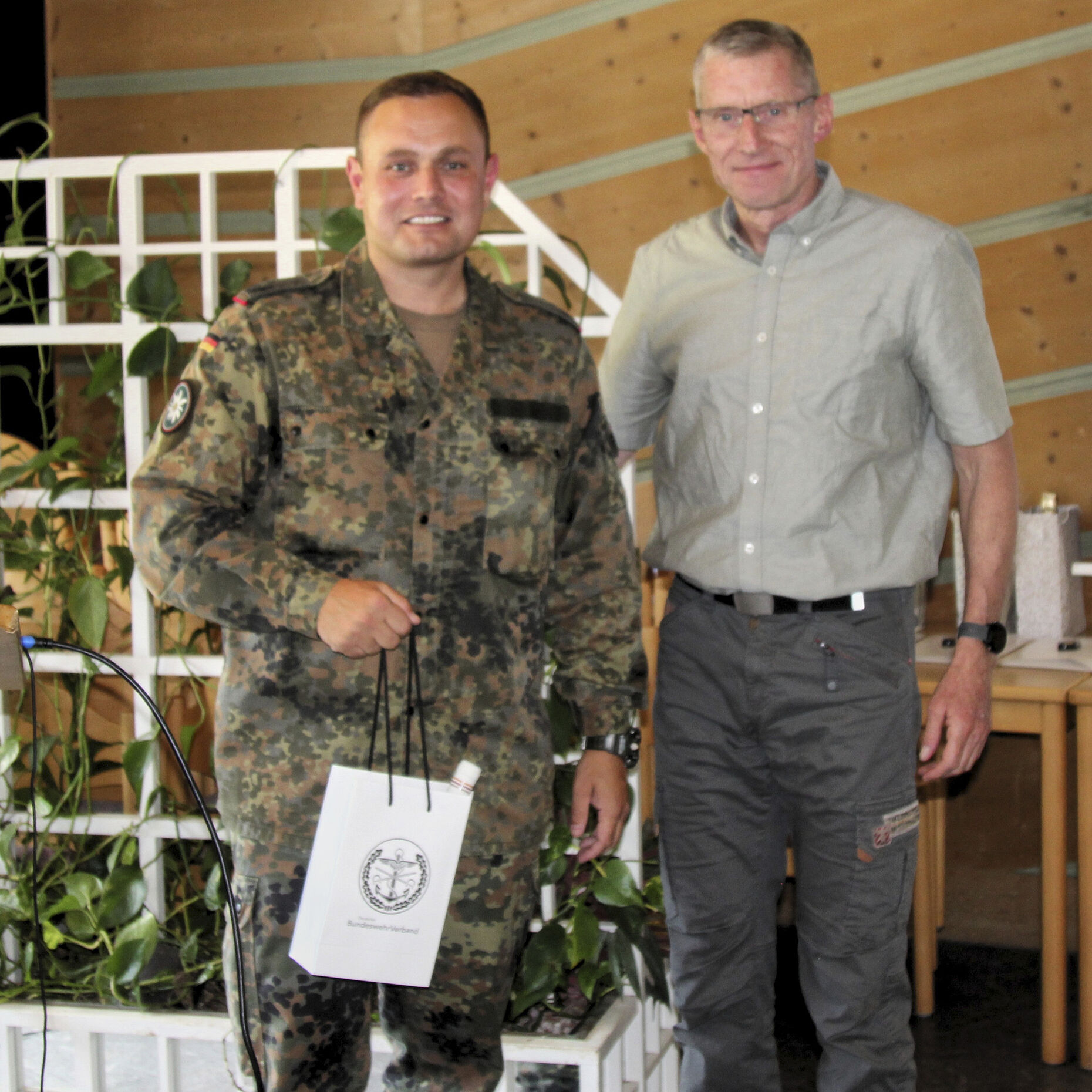 KERH-Vorsitzender Oberstleutnant a.D. Markus Hartong dankte dem Abteilungsleiter G 2 für seinen Vortrag zur Einordnung der Entwicklungen in den russischen Streitkräften. Foto: Klaus Schwarzenberger
