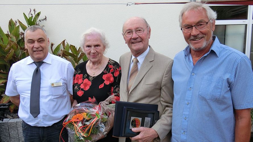 Erstmals wurden in Germersheim 60 Jahre Mitgliedschaft gefeiert:  Hauptmann a.D. Gerhard Pfeifer (3. v.l.) mit Ehefrau. (Foto:  Hauptmann a.D. Roland Rauh)