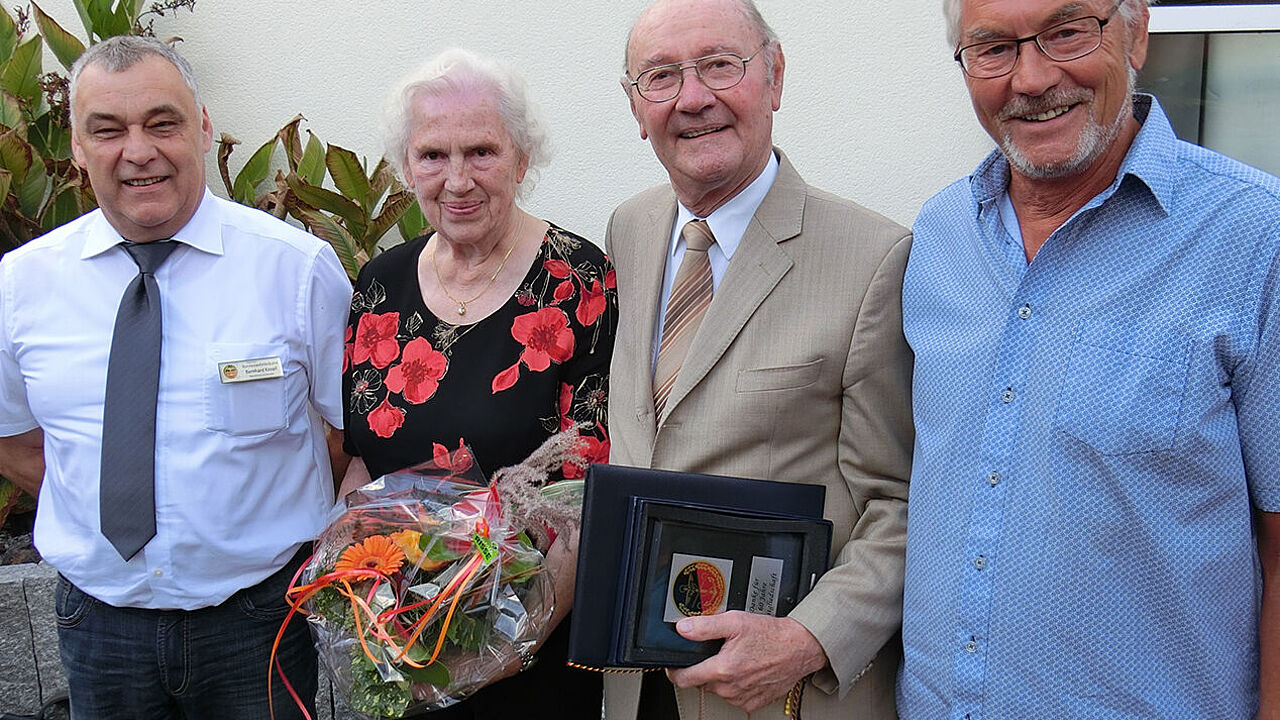 Erstmals wurden in Germersheim 60 Jahre Mitgliedschaft gefeiert:  Hauptmann a.D. Gerhard Pfeifer (3. v.l.) mit Ehefrau. (Foto:  Hauptmann a.D. Roland Rauh)
