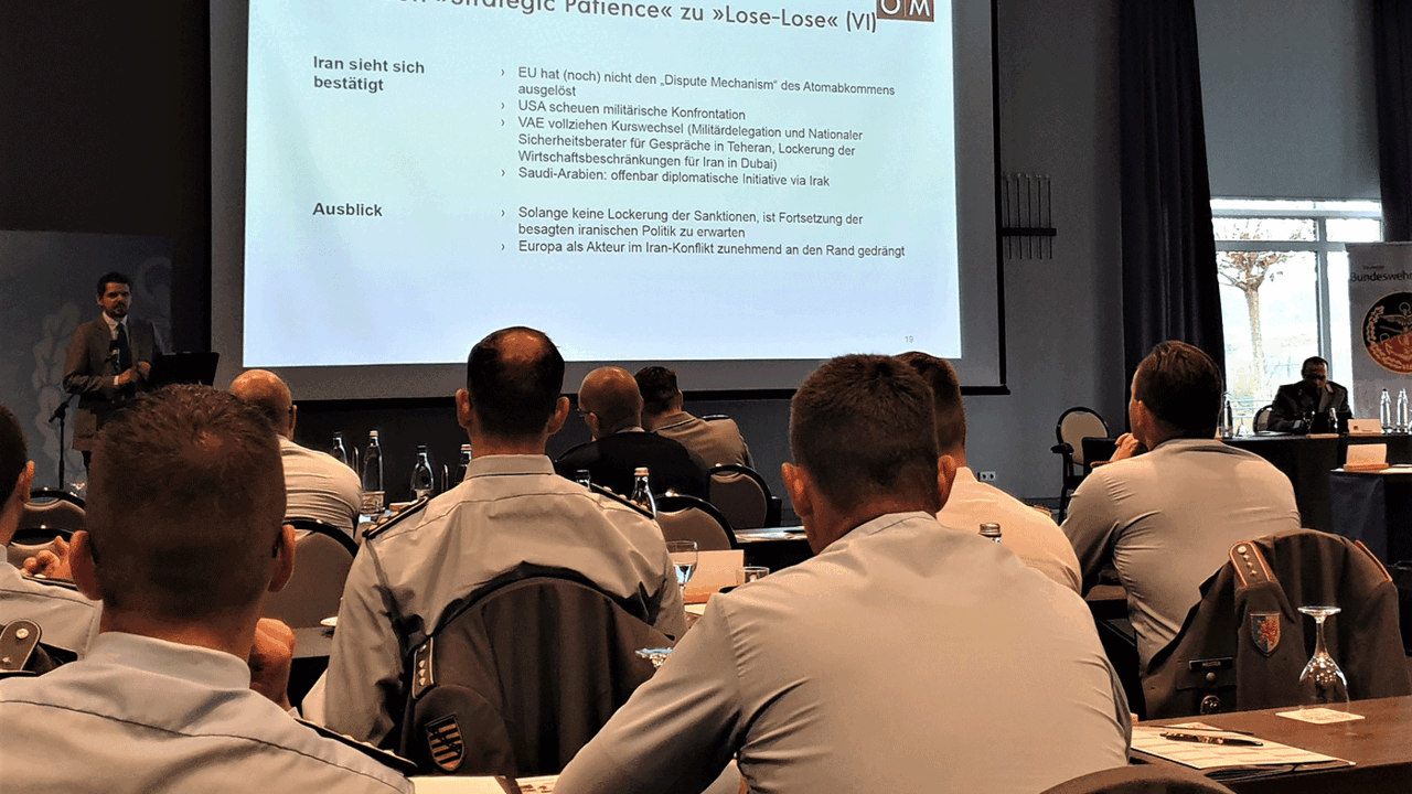 Die Teilnehmer freuten sich über die vielfältigen Informationen, die der Verband zur Verfügung gestellt hatte. Foto: DBwV/Ziegler