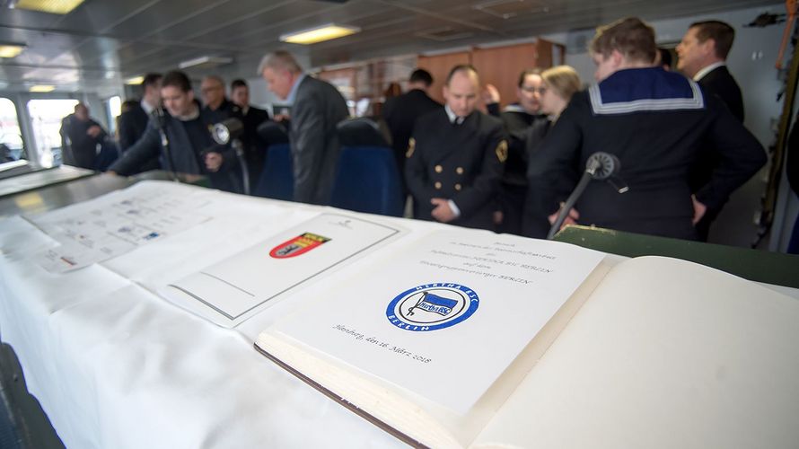 Im Rahmen eines kleinen Festakts wurde auf der Brücke der "Berlin" die Partnerschaftsvereinbarung zwischen Hertha BSC und dem Freundeskreis Einsatzgruppenversorger Berlin geschlossen. Foto: Bombeke