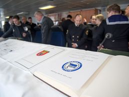 Im Rahmen eines kleinen Festakts wurde auf der Brücke der "Berlin" die Partnerschaftsvereinbarung zwischen Hertha BSC und dem Freundeskreis Einsatzgruppenversorger Berlin geschlossen. Foto: Bombeke