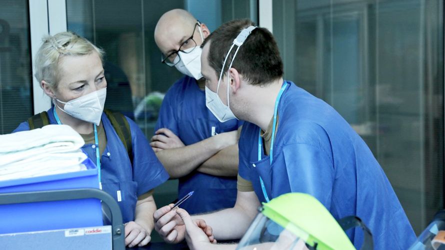 Bei ihrem Hilfseinsatz im Corona-Hochrisikogebiet Portugal haben die Soldatinnen und Soldaten der Bundeswehr am Montag mit der Versorgung schwerkranker Patienten begonnen. Foto: Twitter Sanitätsdienst