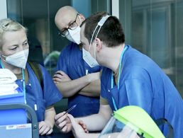 Bei ihrem Hilfseinsatz im Corona-Hochrisikogebiet Portugal haben die Soldatinnen und Soldaten der Bundeswehr am Montag mit der Versorgung schwerkranker Patienten begonnen. Foto: Twitter Sanitätsdienst