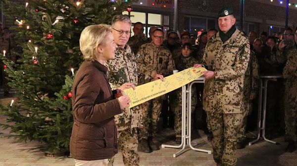 In Masar-e-Sharif übergaben Verteidigungsministerin Ursula von der Leyen und Hauptmann Andreas Steinmetz (M.) ein gelbes Band der Solidarität an die Einsatzsoldaten. Foto: DBwV/Weyer