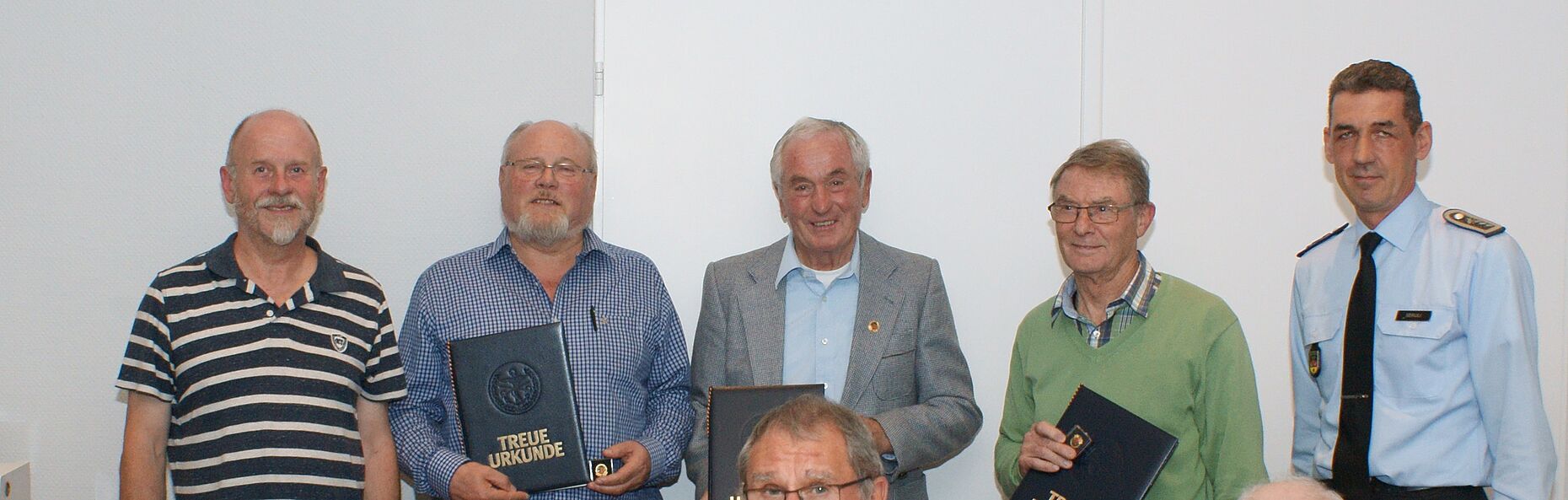Mit Urkunden: Joachim Triemer (v. l.) übergab die Auszeichnungen an die Jubilare Werner Schwandt, Clemens Wottke und Wolfgang Grunewald, auch Oliver Sekuli gratulierte. Foto: Thomas Hinke