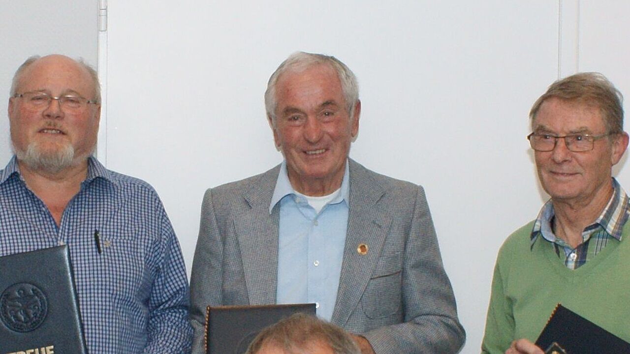 Mit Urkunden: Joachim Triemer (v. l.) übergab die Auszeichnungen an die Jubilare Werner Schwandt, Clemens Wottke und Wolfgang Grunewald, auch Oliver Sekuli gratulierte. Foto: Thomas Hinke