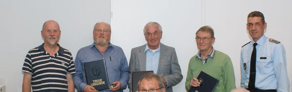 Mit Urkunden: Joachim Triemer (v. l.) übergab die Auszeichnungen an die Jubilare Werner Schwandt, Clemens Wottke und Wolfgang Grunewald, auch Oliver Sekuli gratulierte. Foto: Thomas Hinke