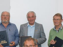 Mit Urkunden: Joachim Triemer (v. l.) übergab die Auszeichnungen an die Jubilare Werner Schwandt, Clemens Wottke und Wolfgang Grunewald, auch Oliver Sekuli gratulierte. Foto: Thomas Hinke