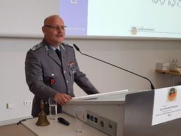 Oberstleutnant Lutz Meier sprach die Grußworte für die Standortkameradschaft und stellte sich als Kandidat für den Landesvorsitzenden vor. Foto: Joachim Hentschel