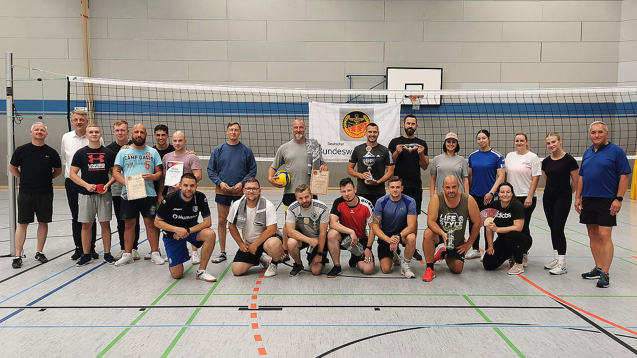 Die Teilnehmer am zweiten Beachvolleyballturnier nach der Siegerehrung. Foto: DBwV WontkaDie Teilnehmer am zweiten Beachvolleyballturnier nach der Siegerehrung. Foto: DBwV Wontka