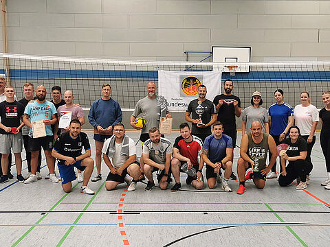 Die Teilnehmer am zweiten Beachvolleyballturnier nach der Siegerehrung. Foto: DBwV WontkaDie Teilnehmer am zweiten Beachvolleyballturnier nach der Siegerehrung. Foto: DBwV Wontka