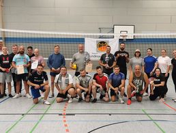 Die Teilnehmer am zweiten Beachvolleyballturnier nach der Siegerehrung. Foto: DBwV WontkaDie Teilnehmer am zweiten Beachvolleyballturnier nach der Siegerehrung. Foto: DBwV Wontka