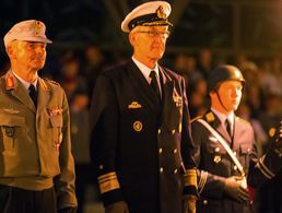 Großer Zapfenstreich: Generalleutnant Markus Bentler und Vizeadmiral Manfred Nielson. Foto: Roland Kohls