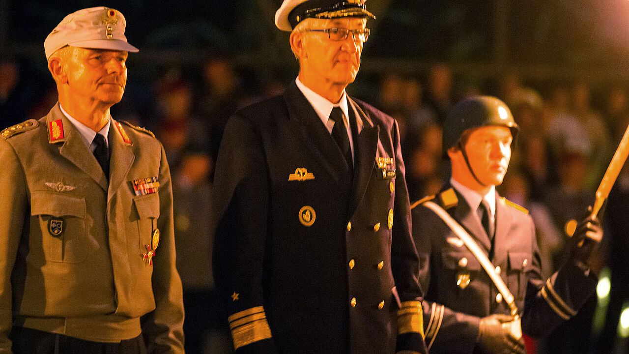 Großer Zapfenstreich: Generalleutnant Markus Bentler und Vizeadmiral Manfred Nielson. Foto: Roland Kohls