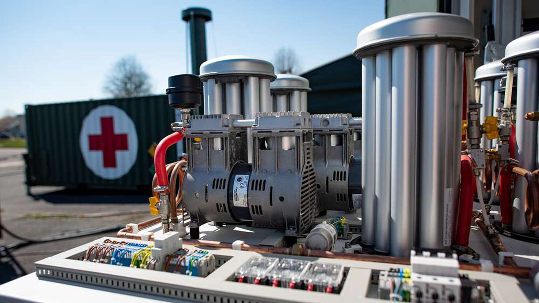 Die komplexe Anlage kann täglich bis zu 400.000 Liter des in Indien dringend benötigten medizinischen Sauerstoffs herstellen. Foto: Bundeswehr/Patrick Grüterich