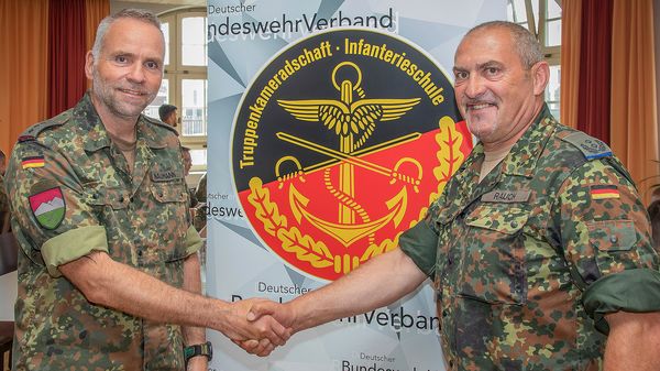 Vorsitzender der TruKa Infanterieschule, Hauptmann Steffen Naumann (l.) begrüßte den stellvertretenden Landesvorsitzenden Oberstleutnant a.D. Josef Rauch. Foto: Christoph Orth