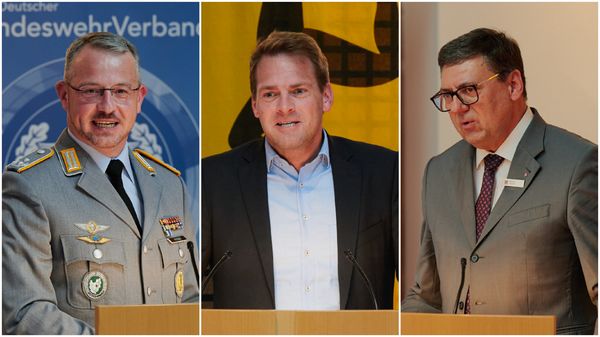 Grußworte sprachen der Kommandeur AufklBtl 10 Oberstleutnant Alfred Hugger (v.l.), Erster Bürgermeister Maximilian Eichstetter, Vorstandsvorsitzender Sparkasse Allgäu Manfred Hegedüs. Foto: DBwV/Ingo Kaminsky