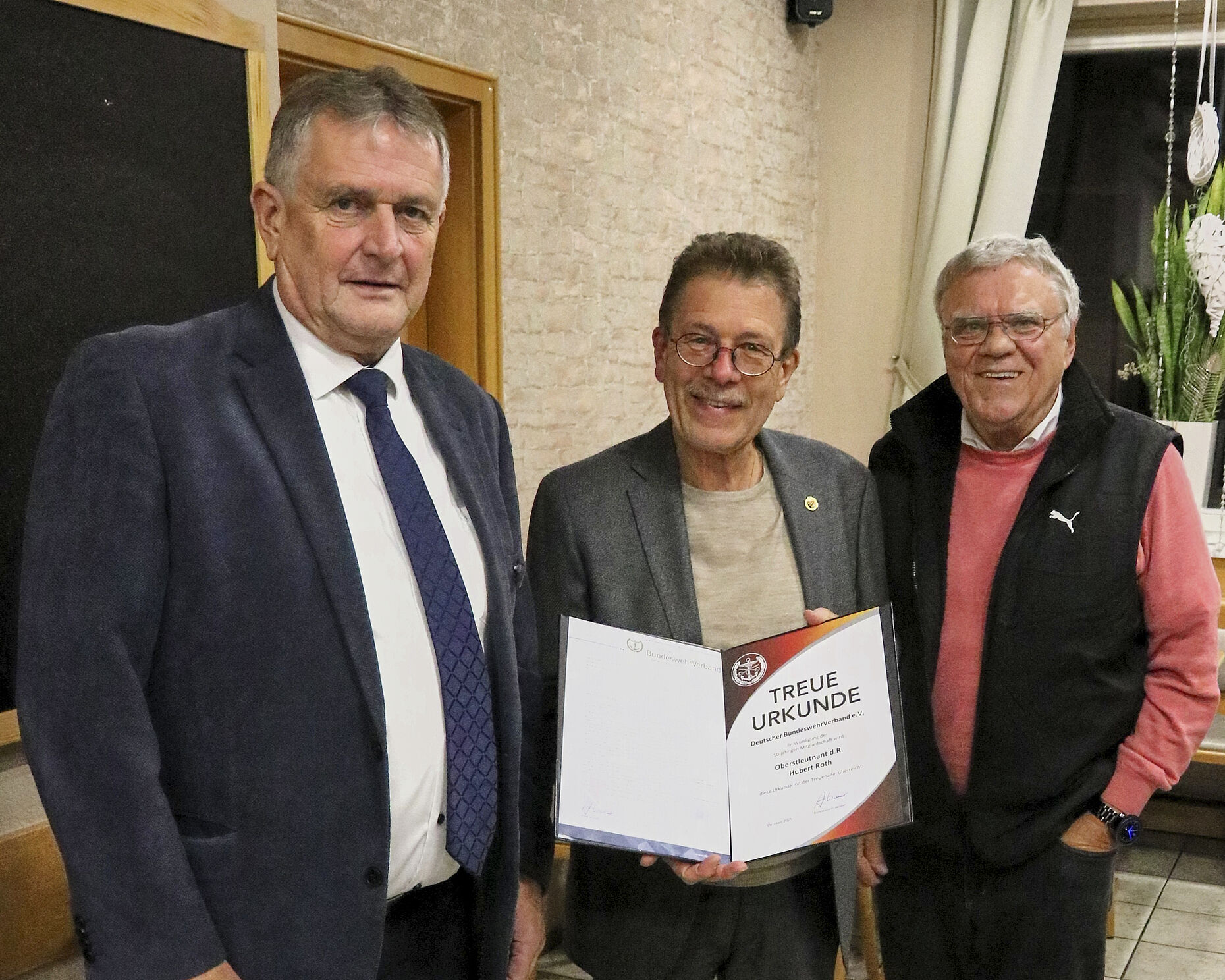 Oberstleutnant d.R. Hubert Roth erhielt die Treuurkunde von Landesvorsitzendem ERH Bernhard Hauber(links) und KERH-Vorsitzenden Matthias Nickel. Foto: Probst