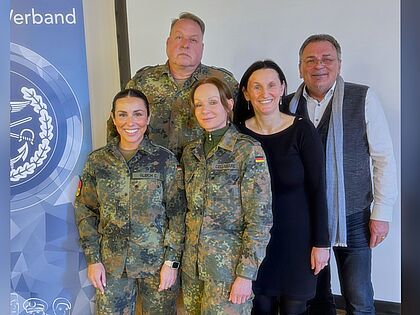 Frauenpower an der Spitze des neuen Vorstands der TruKa Dillingen (v.l.n.r.): Vorsitzende Hauptfeldwebel Christina Gleich, Stabsfeldwebel Maria-Christin Cellamare, Regierungsamtfrau Sabine Förg, Stabsfeldwebel Kimon Marek sowie Bezirksvorsitzender Franz Jung. Foto: sTruKa Dillingen