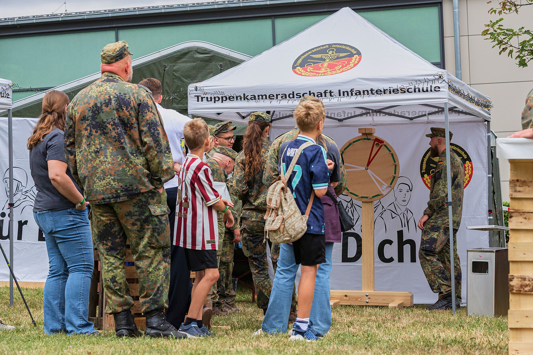 Spiel, Spannung und gute Gespräche: Das Glücksrad der Truppenkameradschaft war ein beliebter Anlaufpunkt auf der Festwiese. Foto: Bundeswehr/Benjamin Bendig