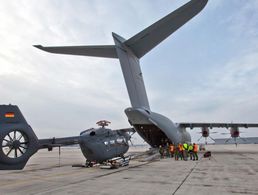 Verladung auf dem Fliegerhorst in Wunstorf: Die Hubschrauber sollen noch heute nach Kabul verlegt werden. Foto: Twitter/Bundeswehr