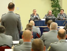 Im Dialog mit den Teilnehmern: General Eberhard Zorn (2. v. r.) informiert über die aktuellen Einsätze. Foto: Grauwinkel