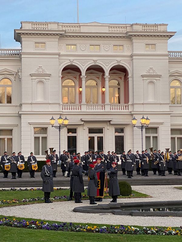 Vor der imposanten Kulisse der Villa Hammerschmidt in Bonn legten weitere Rekrutinnen und Rekruten ihr Gelöbnis ab. Foto: DBwV