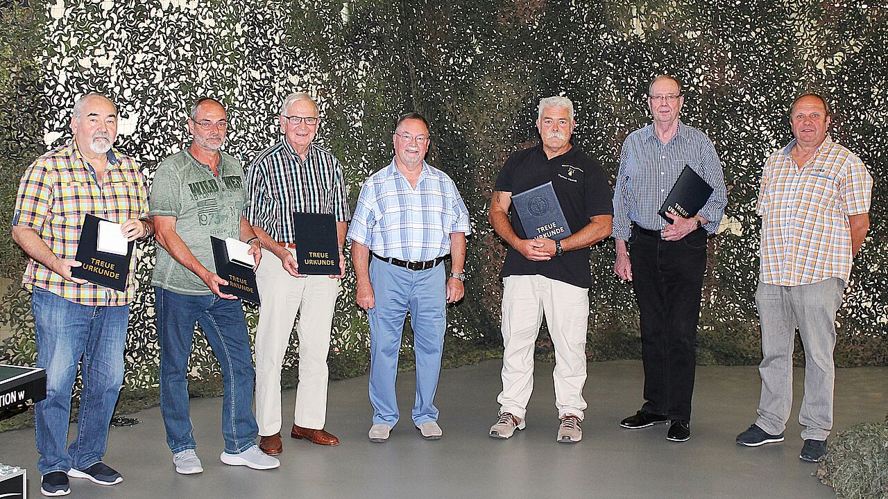 Jubilaren und Geehrten galt es bei den Ehemaligen der KERH Mainz-Wiesbaden zu gratulieren Peter Tanaskowitsch (von links),  Rainer Kern, Heinz Wojda, Vorsitzender  Rudolf Burg, Thomas Haardt, Hartmut Batsch und StOKa Vorsitzender Gerhard Werner. Foto: KERH Mainz-Wiesbaden