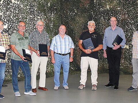 Jubilaren und Geehrten galt es bei den Ehemaligen der KERH Mainz-Wiesbaden zu gratulieren Peter Tanaskowitsch (von links),  Rainer Kern, Heinz Wojda, Vorsitzender  Rudolf Burg, Thomas Haardt, Hartmut Batsch und StOKa Vorsitzender Gerhard Werner. Foto: KERH Mainz-Wiesbaden