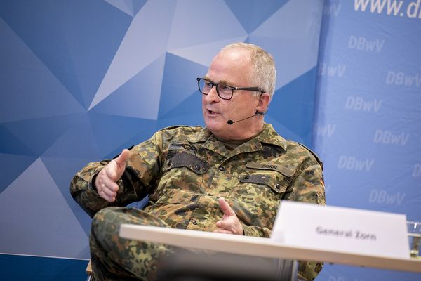"Straffen und besser organisieren" - General Eberhard Zorn erklärte im Gespräch, wie die Zielrichtung für die Bundeswehr der Zukunft aussieht. Foto: DBwV/Yann Bombeke