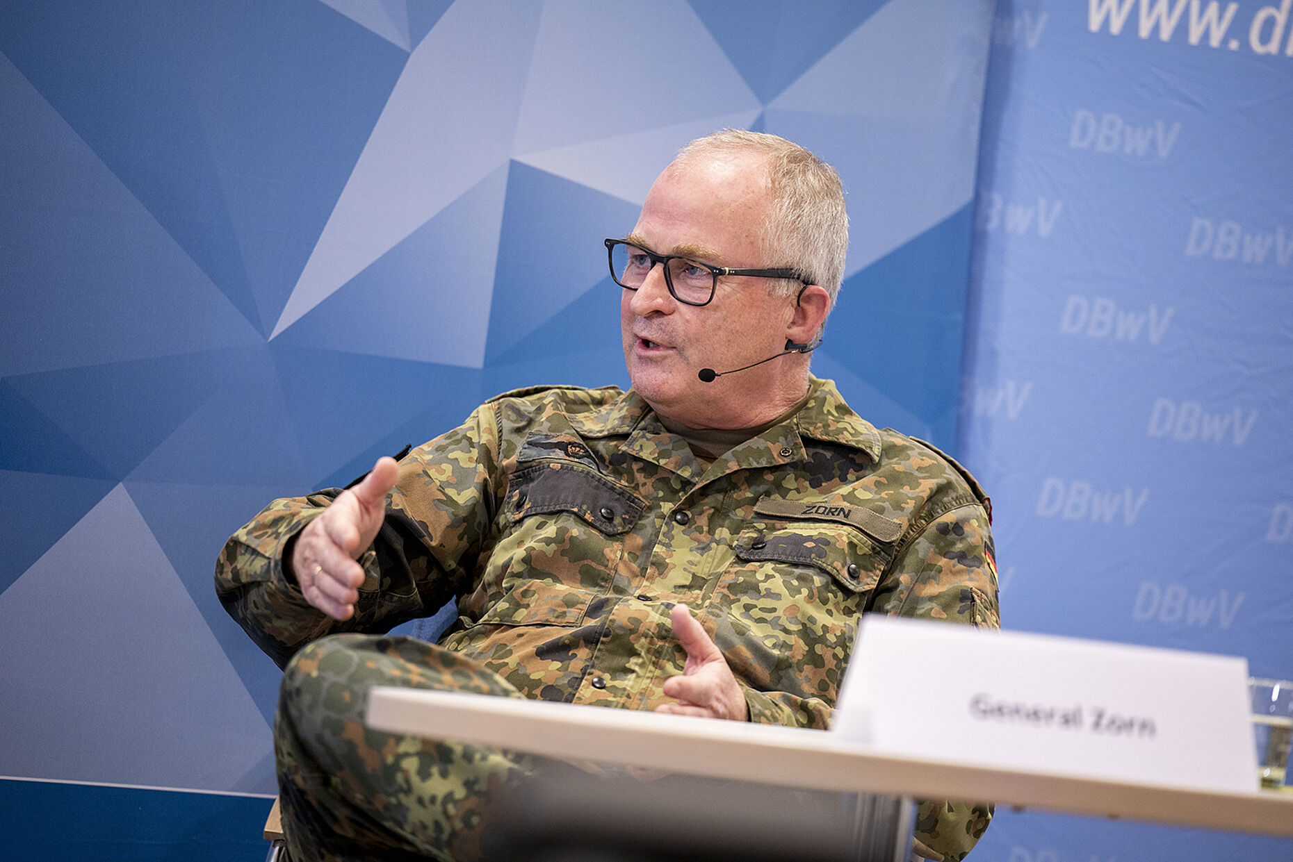 "Straffen und besser organisieren" - General Eberhard Zorn erklärte im Gespräch, wie die Zielrichtung für die Bundeswehr der Zukunft aussieht. Foto: DBwV/Yann Bombeke
