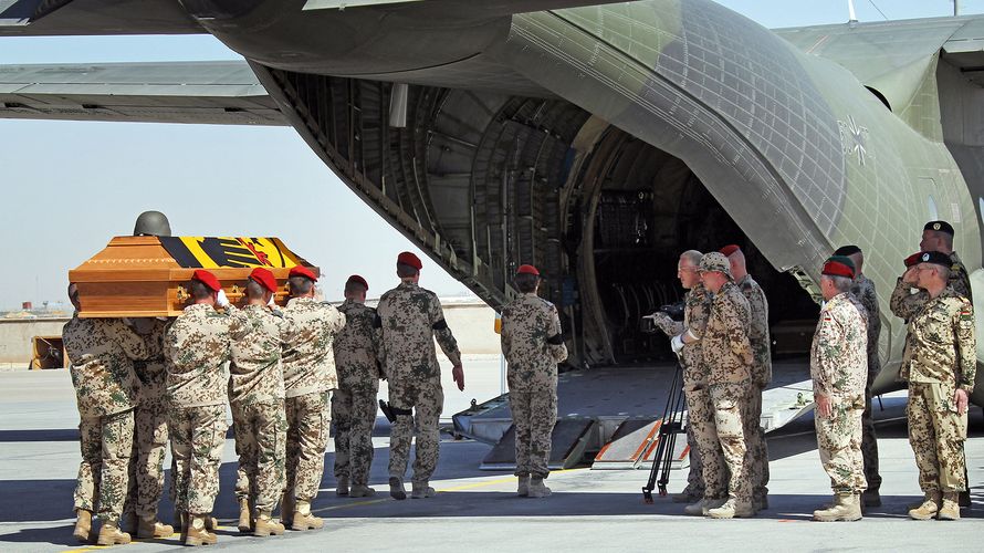 Am 30. Mai 2011, zwei Tage nach dem Anschlag am Gouverneurspalast, werden die Särge der Gefallenen im Beisein des damaligen Generalinspekteurs Volker Wieker in eine Transall verladen. Auch Generalmajor Markus Kneip nimmt trotz seiner bei dem Anschlag erlittenen Verwundungen Abschied von den toten Kameraden. Foto: Bundeswehr/Andrea Bienert