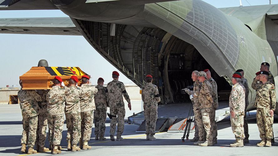 Am 30. Mai 2011, zwei Tage nach dem Anschlag am Gouverneurspalast, werden die Särge der Gefallenen im Beisein des damaligen Generalinspekteurs Volker Wieker in eine Transall verladen. Auch Generalmajor Markus Kneip nimmt trotz seiner bei dem Anschlag erlittenen Verwundungen Abschied von den toten Kameraden. Foto: Bundeswehr/Andrea Bienert 