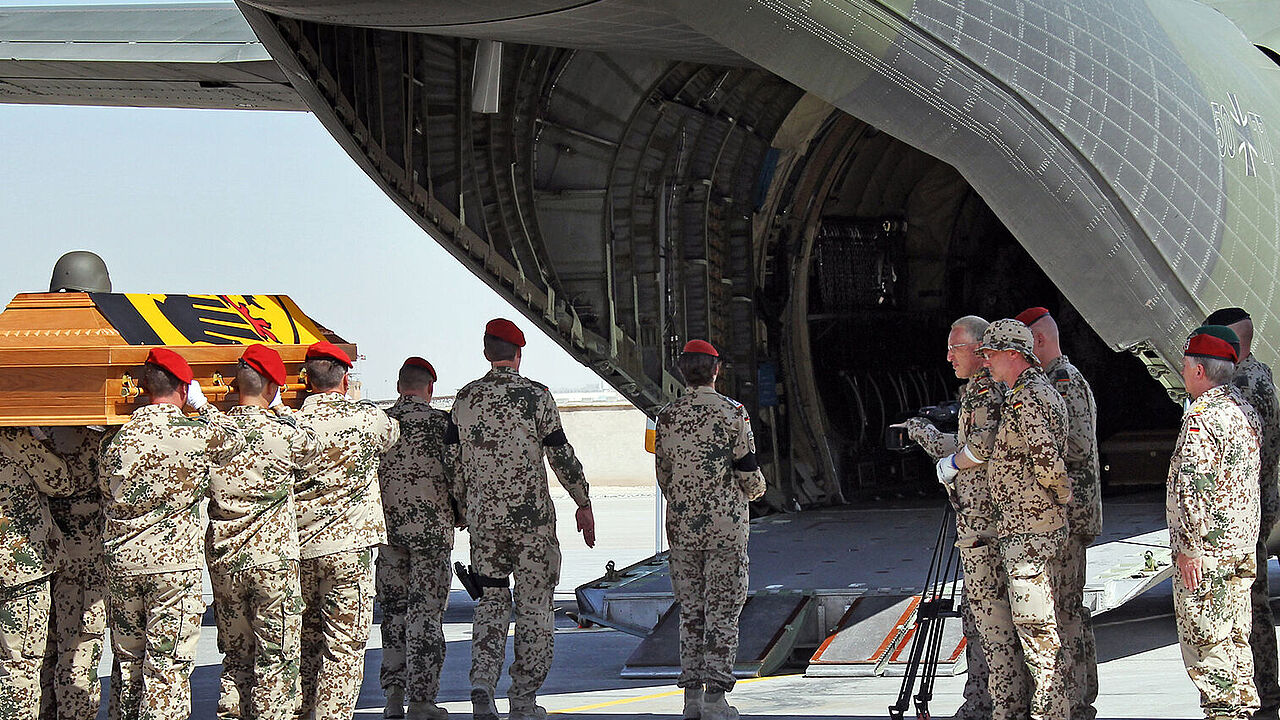 Am 30. Mai 2011, zwei Tage nach dem Anschlag am Gouverneurspalast, werden die Särge der Gefallenen im Beisein des damaligen Generalinspekteurs Volker Wieker in eine Transall verladen. Auch Generalmajor Markus Kneip nimmt trotz seiner bei dem Anschlag erlittenen Verwundungen Abschied von den toten Kameraden. Foto: Bundeswehr/Andrea Bienert 