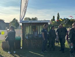 Bei herrlichem Spätsommerwetter feierte das Ausbildungskommando des Heeres sein Herbstfest, an dem sich auch die Truppenkameradschaft mit einem Informationsstand beteiligte. Foto: Holger Koch